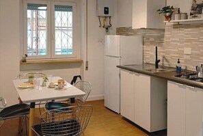 Refrigerador, microondas, parrilla de estufa y cafetera y tetera 