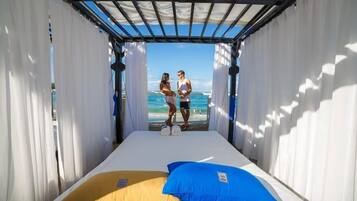 Praia particular, barracas de praia de cortesia, espreguiçadeiras