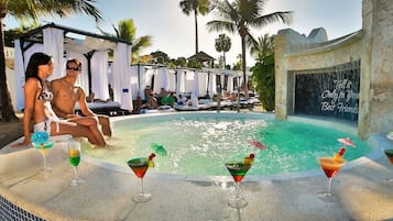 Praia particular, barracas de praia de cortesia, espreguiçadeiras