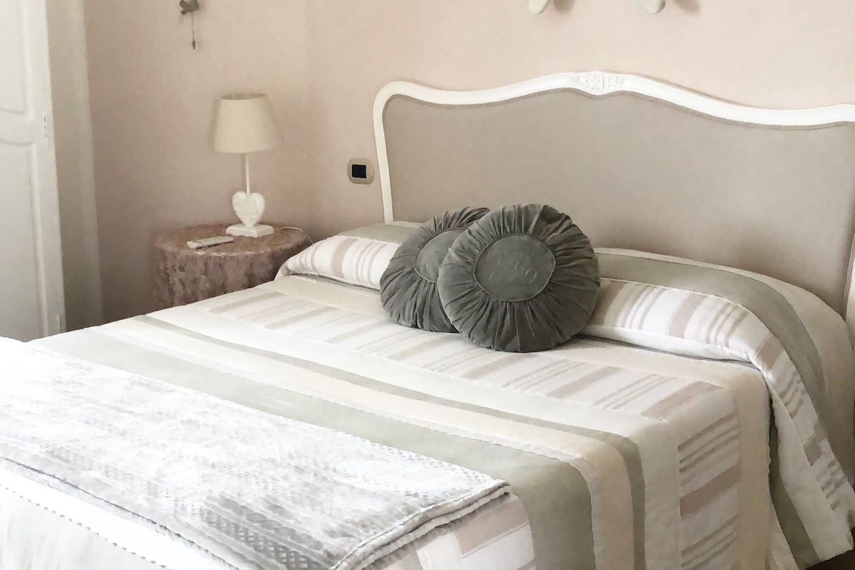 Deluxe suite, uitzicht op tuin | 1 slaapkamer, een kluis op de kamer, individueel gedecoreerd
