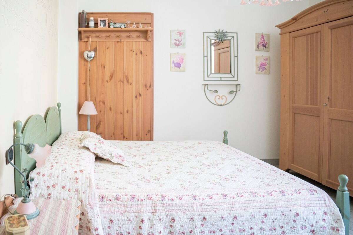 Eenvoudige kamer, uitzicht op heuvels | 1 slaapkamer, een kluis op de kamer, individueel gedecoreerd
