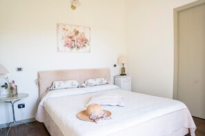 Suite Deluxe, vista giardino | 1 camera, una cassaforte in camera, con stile personalizzato