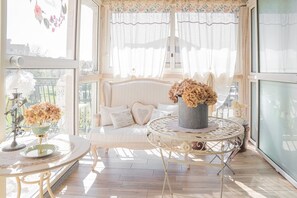 Chambre de base, vue sur la colline | 1 chambre, coffre-fort, décor unique, ameublement unique