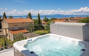 Bañera de hidromasaje al aire libre