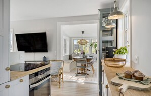 Kjøleskap, kokeplater, oppvaskmaskin og kaffetrakter/tekoker