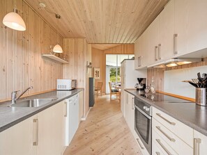 Kühlschrank, Mikrowelle, Geschirrspüler, Kochgeschirr/Geschirr/Besteck