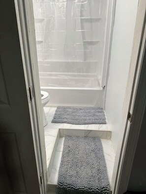 Executive Studio Suite, 2 Katil Ratu (Queen), Non Smoking, Private Bathroom | Bilik Mandi | Kelengkapan dandanan diri percuma, pengering rambut, tuala disediakan 