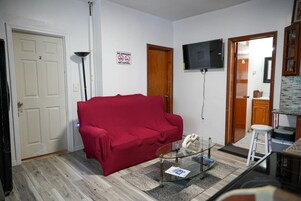 家庭公寓, 2 间卧室, 无烟房, 双浴室 | 起居区 | 43-英寸智能电视 （配备有线频道）、流媒体服务