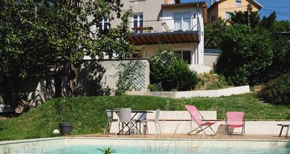 Rent house 4 bedrooms - sleeps 8 + view and swimming pool - 10mn from Lyon