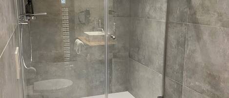 Suihku, hiustenkuivaaja, pyyhkeet