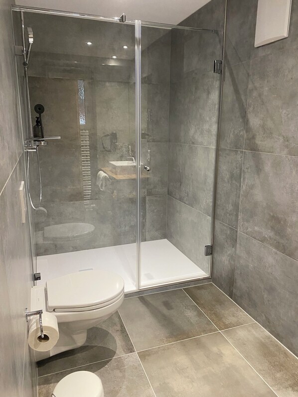 Suihku, hiustenkuivaaja, pyyhkeet