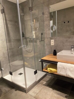 Suihku, hiustenkuivaaja, pyyhkeet