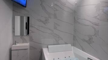 Een douche, een bubbelbad, een haardroger