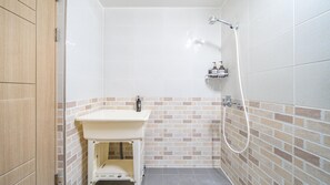 Basic Room, 1 Bedroom (Room 302) | Bathroom | Towels