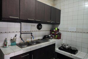 Shared kitchen - OYO Life 93979 Gubeng Homestay Syariah (Surabaya)