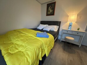 4 habitaciones, escritorio, tabla de planchar con plancha y wifi