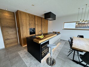 Frigorífico, horno, lavavajillas y trona infantil