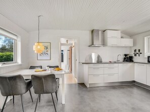 Refrigerador, microondas, lavavajillas y utensilios de cocina 