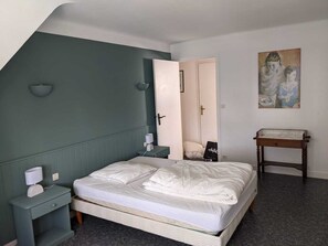 4 habitaciones, tabla de planchar con plancha y wifi gratis 