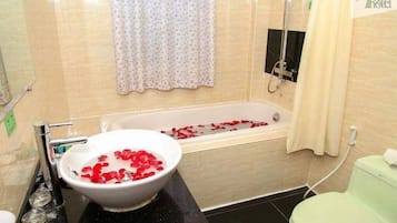 Deluxe Double or Twin Room, City View | Bilik Mandi | Gabungan pancuran/tab mandi, pengering rambut, tuala disediakan, sabun