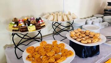 Ein reichhaltiges Buffet mit verschiedenen Desserts und Backwaren.