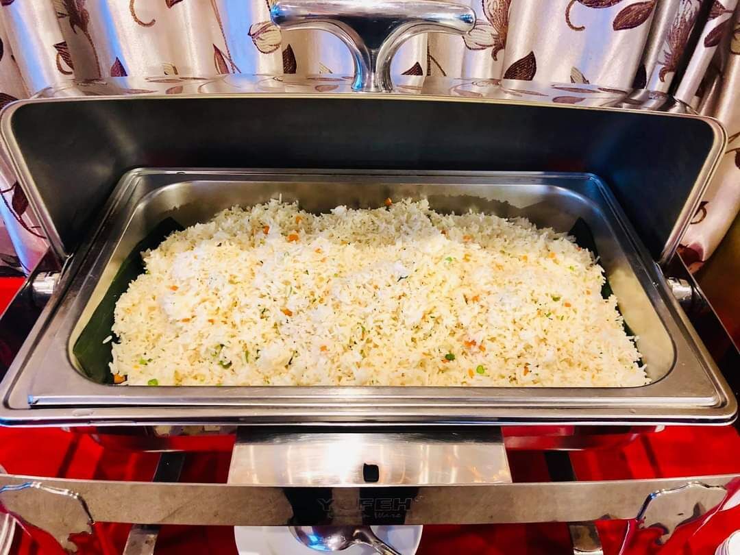 Ein Buffet mit einer Schale Reis.