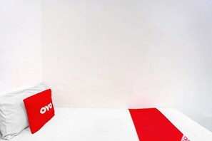 Double Room | Free WiFi, bed sheets - OYO 90790 Royale Nias (Surabaya)