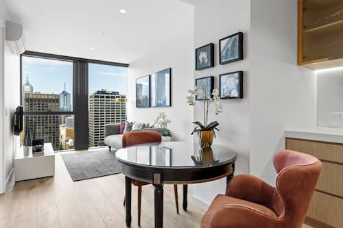 Deluxe Apartment, 1 Queen Bed, City View | In-room dining