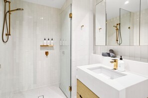 Deluxe-Apartment, 1 Queen-Bett, Stadtblick | Badezimmer | Dusche, Haartrockner, Handtücher, Seife
