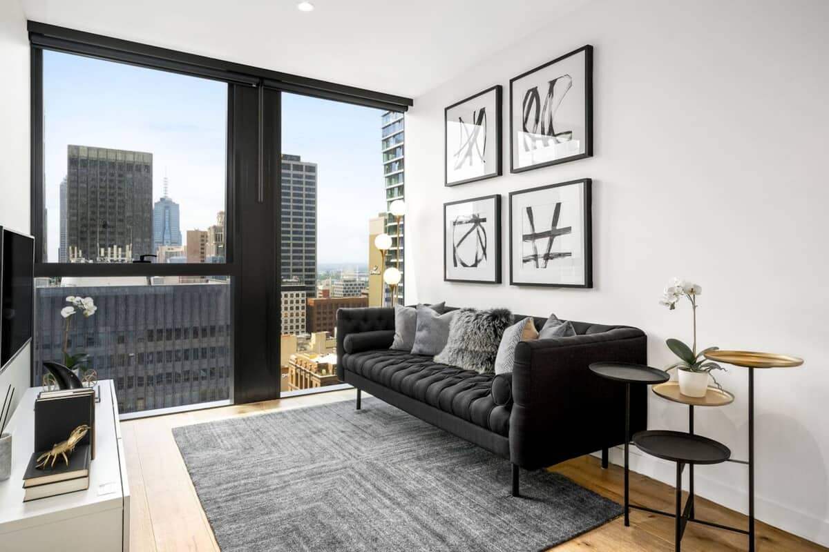 Departamento Deluxe, 1 cama Queen size, vista a la ciudad | Área de sala de estar | Smart TV de 32 pulgadas con canales digitales y Netflix