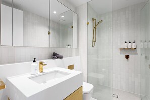 Shower, hair dryer, towels, soap - Luxuria Apartments - Collins House (Melbourne)