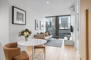 Leilighet – deluxe, 1 queensize-seng, byutsikt | Oppholdsområde | En 32-tommers smart-TV med digitale kanaler samt Netflix