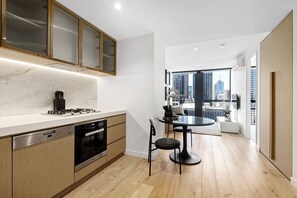 Full-sized fridge, microwave, oven, stovetop - Luxuria Apartments - Collins House (Melbourne)