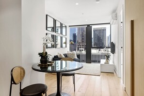 Leilighet – deluxe, 1 queensize-seng, byutsikt | Spiseområde på rommet