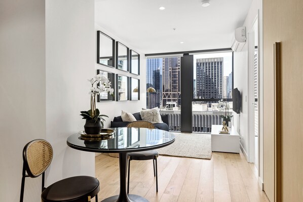 Deluxe Apartment, 1 Queen Bed, City View | In-room dining