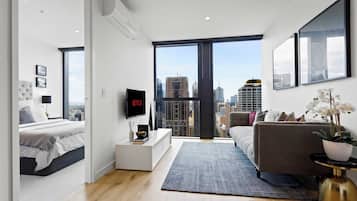 Apartemen Deluks, 1 Tempat Tidur Queen, pemandangan kota | 1 kamar tidur dan didekorasi berbeda-beda