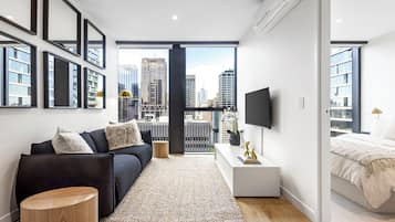 Apartemen Deluks, 1 Tempat Tidur Queen, pemandangan kota | Area keluarga | Smart TV 32-inci dengan saluran TV digital dan Netflix