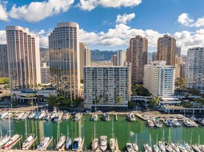 Marina - 180° Oceanfront Gem: Fully Renovated Luxury Condo (Honolulu)