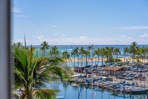 Marina - 180° Oceanfront Gem: Fully Renovated Luxury Condo (Honolulu)