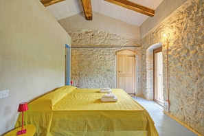 4 bedrooms, free WiFi, bed sheets