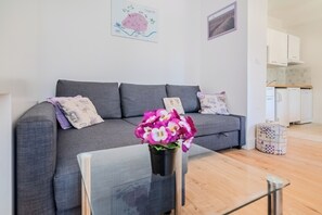 Estúdio família (Lavanda Apartment With Terrace) | Área de estar | TV de tela plana