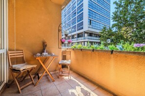 Family Studio (Lavanda Apartment With Terrace) | Outdoor dining - Lavanda Apartment With Terrace (Zagreb)