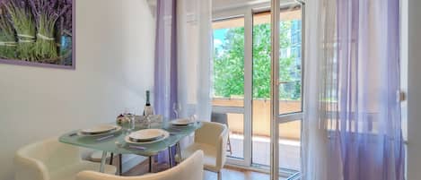 Perhestudio (Lavanda Apartment With Terrace) | Ruokailu
