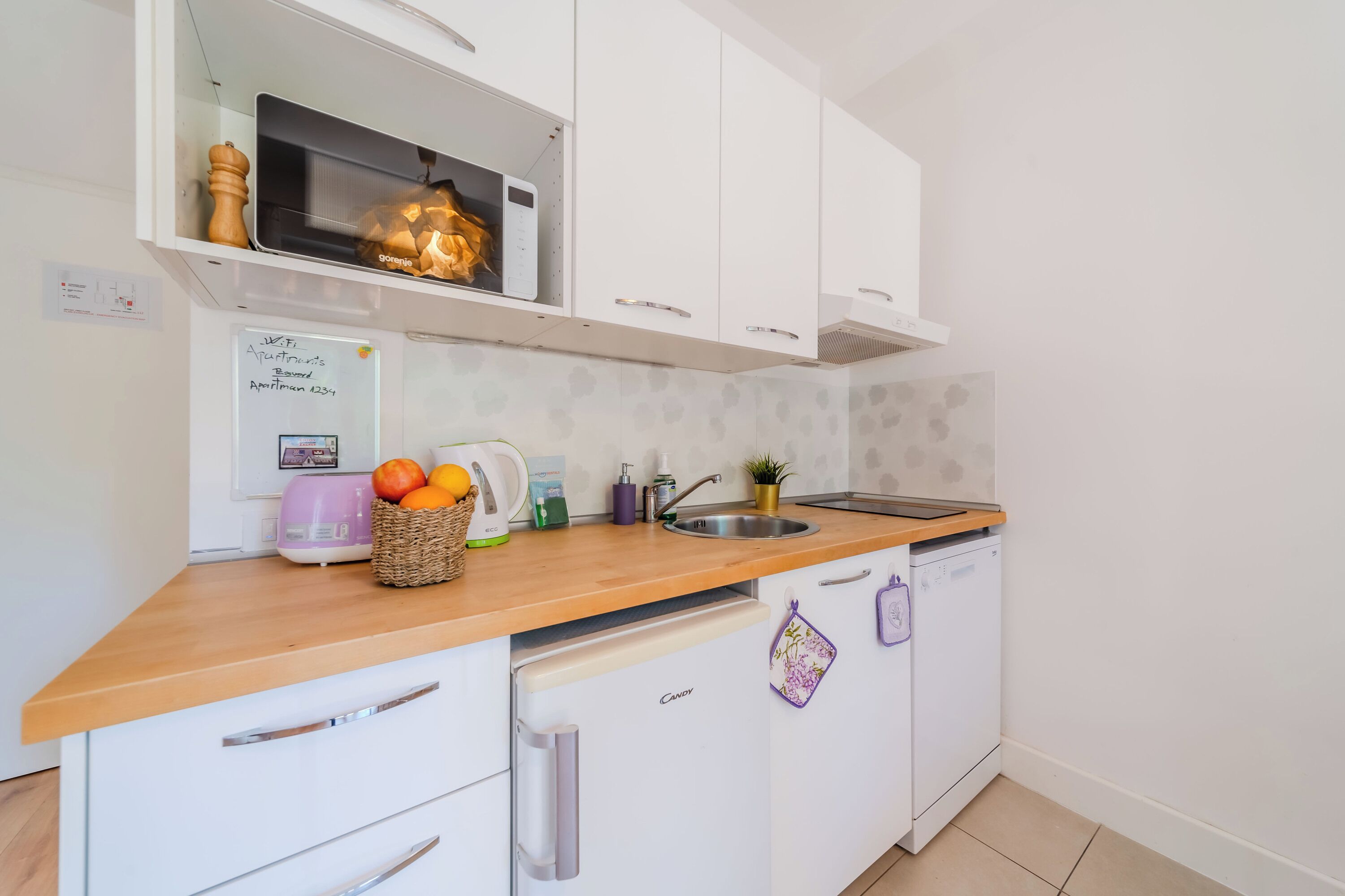 Fridge, microwave, stovetop, dishwasher