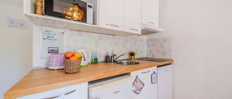 Refrigerador, microondas, placa de cocina, lavavajillas