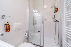 Family Studio (Lavanda Apartment With Terrace) | Bathroom | Shower, hair dryer, towels, soap