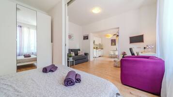 Estúdio família (Lavanda Apartment With Terrace) | Cofres nos quartos, espaço de trabalho para notebook