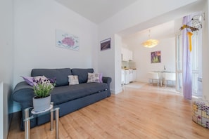 Estudio familiar, microondas (Lavanda Apartment With Terrace) | Área de sala de estar | Televisión de pantalla plana 