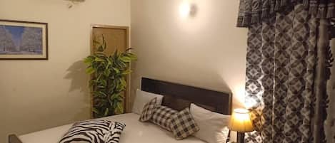 Habitació doble Deluxe | Habitacions insonoritzades, planxa i posts de planxar i wifi gratuïta
