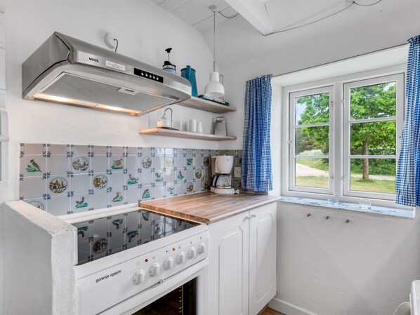 Refrigerador, microondas, lavavajillas y utensilios de cocina